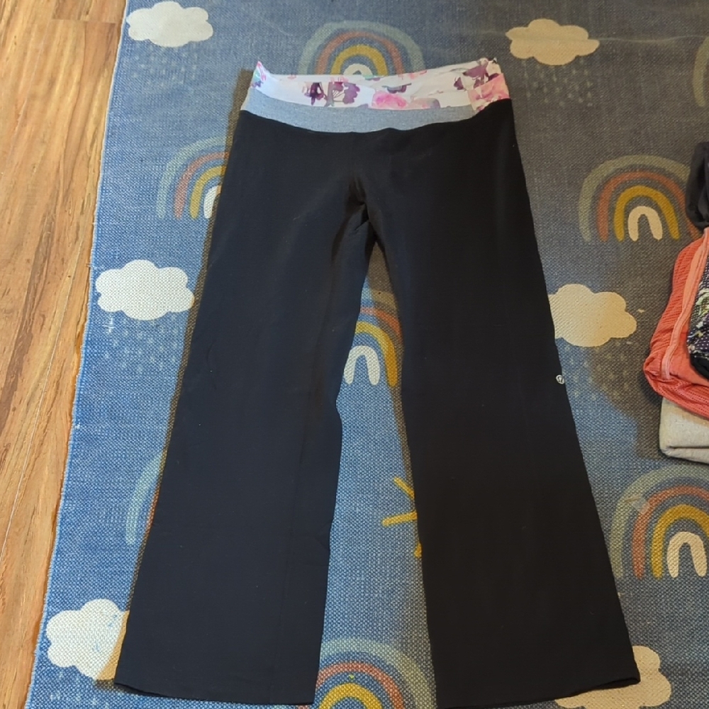Sz.10 Lululemon Bottoms with Blurred Blossom Waistband